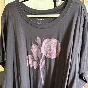 Torrid charcoal grey/ black floral tee NWOT Sz 6 so cute